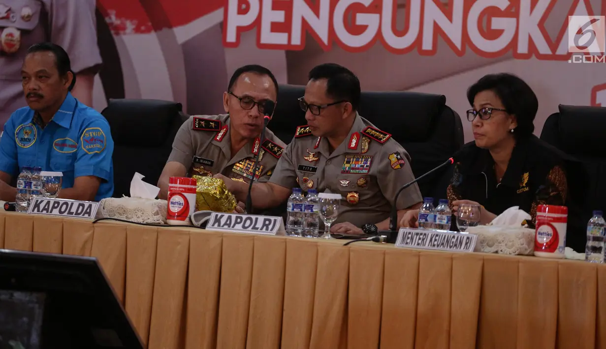 Kapolri Jenderal Tito Karnavian didampingi Kapolda Metro Jaya Irjen M Iriawan dan Menteri Keuangan Sri Mulyani memberikan keterangan saat rilis pengungkapan 1 Ton narkoba jenis sabu di Polda Metro Jaya, Kamis (20/7). (Liputan6.com/Faizal Fanani)