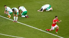 Wales menang 1-0 atas Irlandia Utara pada laga 16 besar Piala Eropa 2016 di Parc des Princes, Paris, Sabtu (25/6/2016) malam WIB. Gol tunggal kemenangan Wales tercipta setelah Gareth McAuley melakukan gol bunuh diri. (Reuters/Christian Hartmann)