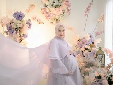 Akan segera menjadi ibu, aura keibuan sahabat Dinda Hauw ini semakin terlihat. Pakai gaun warna ungu, Anisa Rahma semakin terlihat cantik. Hamil anak kembar setelah 4 tahun menanti, tak sedikit warganet yang mendoakan kelancaran persalinan artis kelahiran 12 Oktober 1990 ini. Senyuman manis yang dipamerkan ke kamera sembari memegang perut buncitnya, Anisa Rahma bikin terpana. (Liputan6.com/IG/@anisarahma_12)