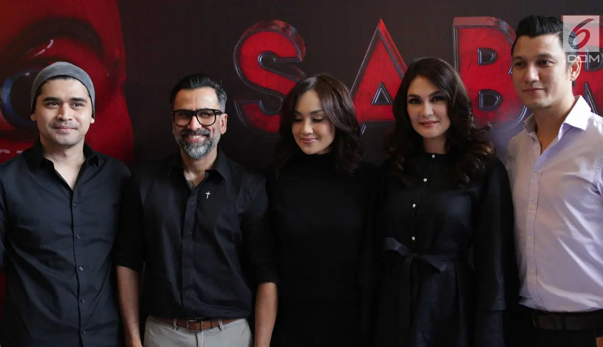 Pemain film horor Sabrina Sarah Wijayanto (tengah), Luna Maya (kedua kanan), Christian Sugiono (kanan), Jeremy Thomas (kedua kiri) dan Rizky Hanggono (kiri) berpose usai jumpa pers film Sabrina di Jakarta, Senin (2/4). (Liputan6.com/Faizal Fanani)