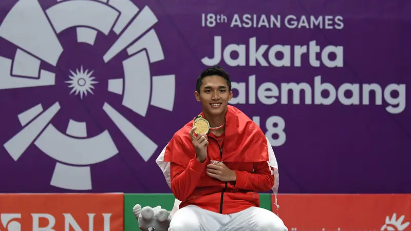 Momen Jonatan Christie Gigit Medali Emas Asian Games