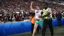 4. Fans Rusia diamankan petugas karena melakukan penyerangan ke arah pendukung Inggris pada laga Grup B di Stade Velodrome, Marseille. Kerusuhan antara kedua belah suporter kembali berlanjut di luar stadion. (AFP/Bertrand Langlois)