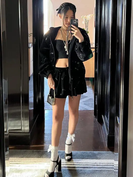 Jennie menata rambut berupa kepangan melingkar bak crown yang menghiasi bagian atas kepala. (Instagram/jennierubyjane).