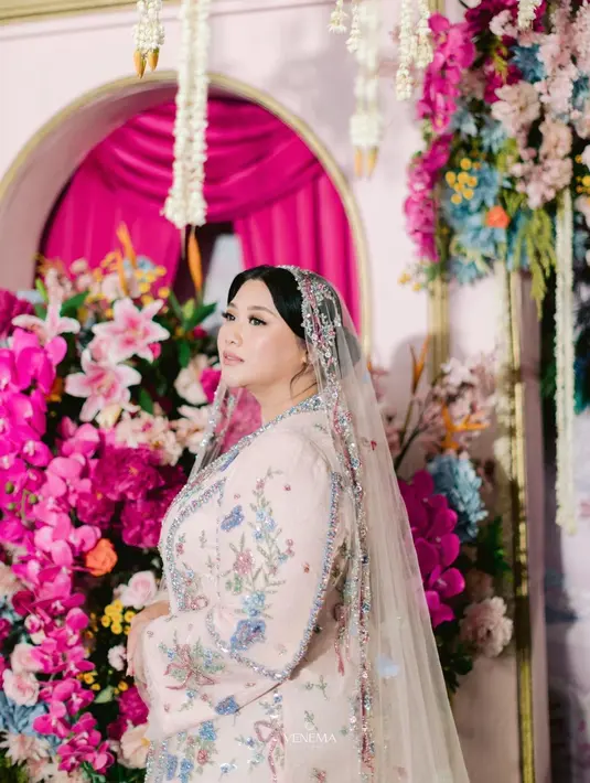 Dressnya tampak dihiasi dengan payetan membentuk corak bunga yang cantik.  [@clarissaputri_].