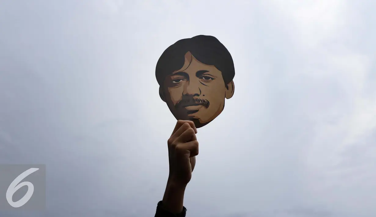 Demonstran meminta kepada Presiden Jokowi untuk mengusut tuntas kasus meninggalnya Munir dengan menindaklanjuti temuan TPF dab menindaklanjuti berkas penyelidikan Komnas HAM atas kasus pelanggaran HAM, Jakarta, Kamis (27/10).(Liputan6.com/Gempur M Surya)