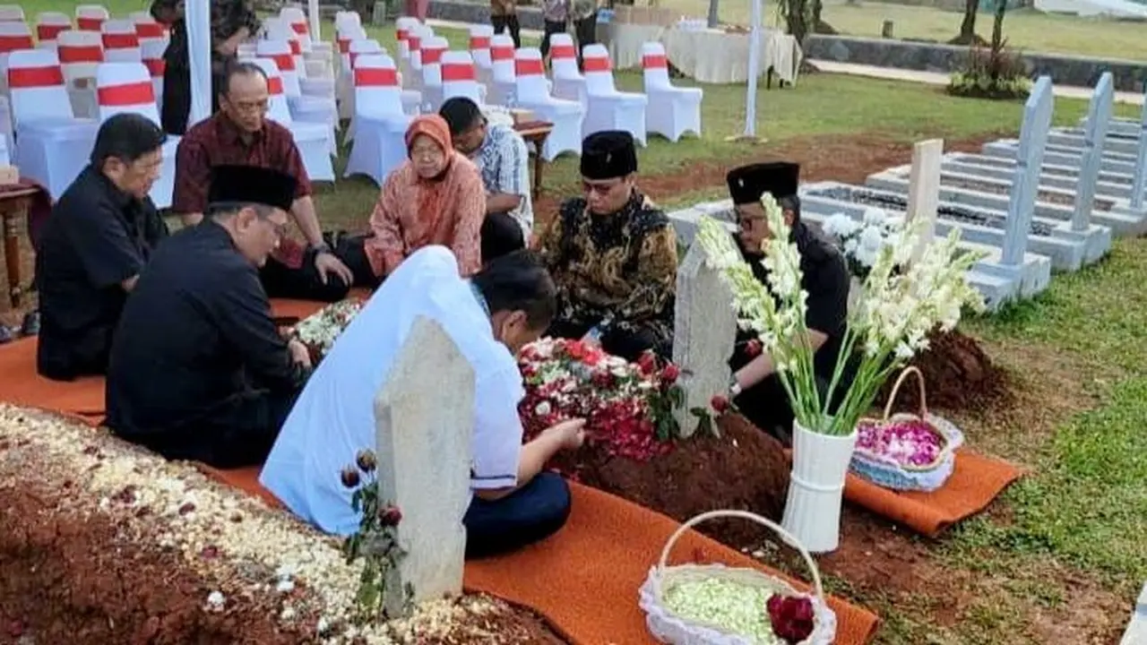 Sekjen PDIP Hasto Kristiyanto bersama sejumlah Ketua DPP PDIP berziarah ke makam Tjahjo Kumolo