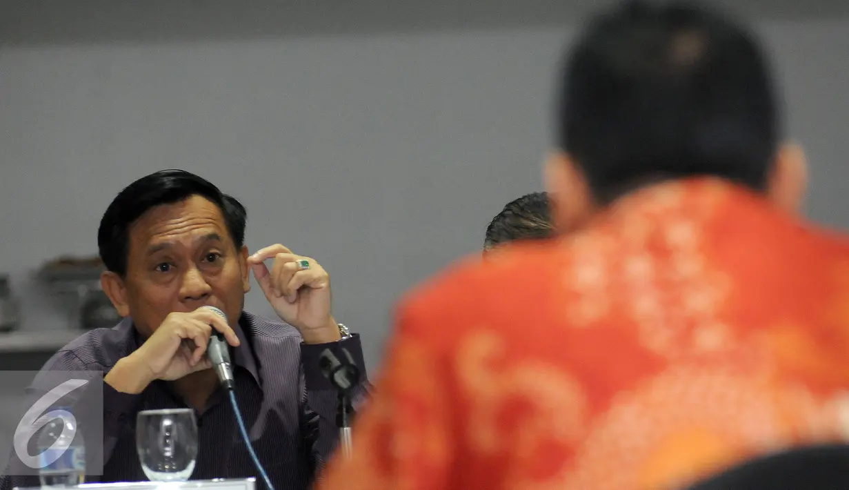Ketua Pansel Kompolnas, Komjen Pol (Purn) Imam Soedjarwo mengajukan pertanyaan pada salah satu peserta seleksi Calon Anggota Kompolnas 2016-2020 di Jakarta, Rabu (6/4/2016). 24 peserta mengikuti sesi wawancara terbuka. (Liputan6.com/Helmi Fithriansyah)
