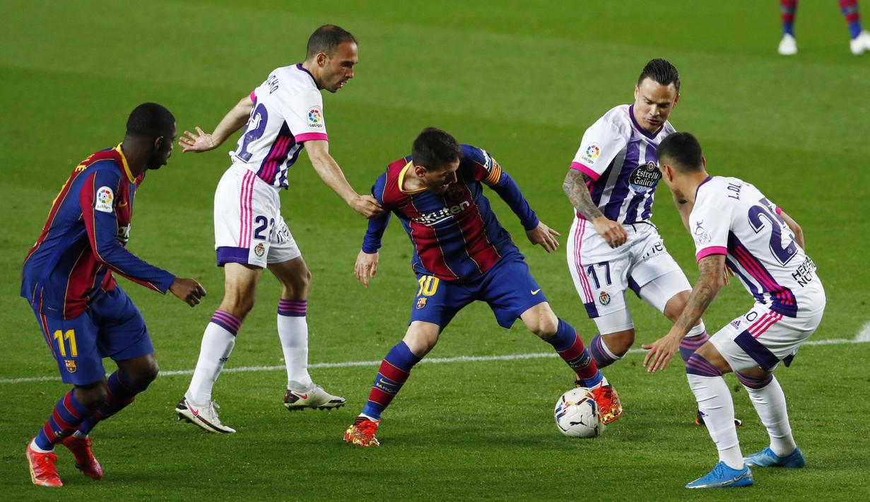 Striker Barcelona, Lionel Messi, berusaha melewati pemain Real Valladolid pada laga Liga Spanyol di Stadion Camp Nou, Selasa (6/4/2021). Barcelona menang dengan skor 1-0. (AP Photo/Joan Monfort)