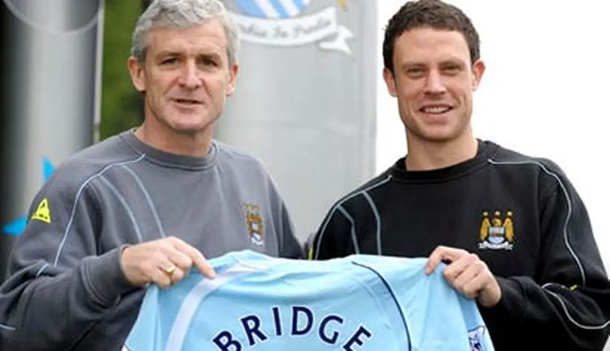 Manchester City's new signing Wayne Bridge poses for photographers with Manchester City manager Mark Hughes at the Carrington training centre in Manchester, northwest England, on January 8, 2009. AFP PHOTO/ANDREW YATES