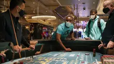 Pengunjung bermain dadu saat pembukaan kembali hotel dan kasino Bellagio di Las Vegas, Nevada, Amerika Serikat, Kamis (4/6/2020). Kasino di Nevada diizinkan kembali beroperasi setelah penutupan sementara untuk mencegah penyebaran virus corona COVID-19. (AP Photo/John Locher)