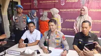 Tersangka kekerasan anak pada daycare, Meita Irianty saat dibawa ke Polres Metro Depok. (Liputan6.com/Dicky Agung Prihanto)