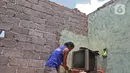 Warga berada di dalam bangunan rumah yang rusak diterjang angin puting beliung di Kaliabang Tengah, Kota Bekasi, Sabtu (24/10/2020). Menurut Badan Penanggulangan Bencana Daerah (BPBD) sebanyak 159 rumah terdampak puting beliung yang terjadi Jumat siang. (Liputan6.com/Herman Zakharia)