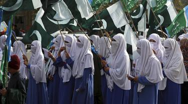 Wanita pendukung partai Islam Pakistan Jamaat-e-Islami berpartisipasi dalam unjuk rasa memperingati Hari Perempuan Internasional di Islamabad, Pakistan, 8 Maret 2022. (AP Photo/Rahmat Gul)