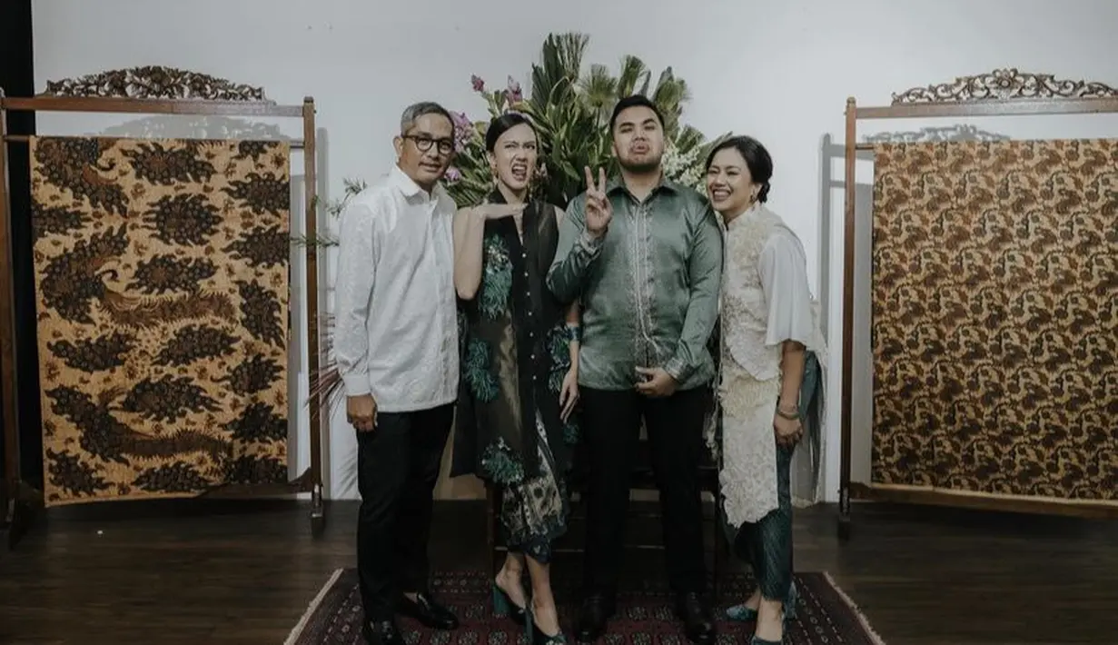 Ibu kandung pun hadir mengenakan kebaya putih dengan aksen 3D di bagian depan dipadukan bawahan hijau senada dengan sandalnya.  [@inspirasapictures]