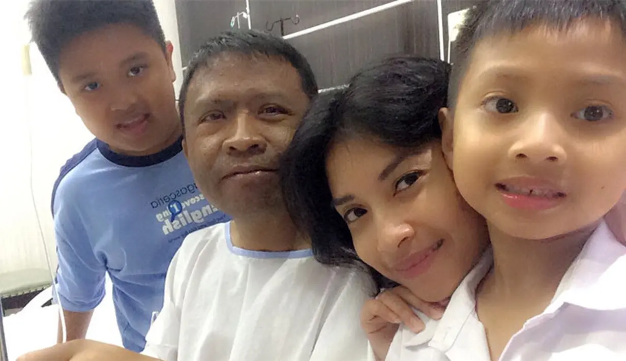 Selama masa pacaran, Mas Roni, Ocha biasa memanggil suaminya, tiga kali bertandang ke kediaman orang tuanya di Sidoarjo Jawa Timur. Hubungan Oon dengan keluarga Ocha juga terbilang dekat. (dok. Pribadi)