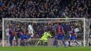 Striker Barcelona, Luis Suarez, mencetak gol ke gawang Real Madrid pada laga La Liga, di Stadion Camp Nou, Sabtu (3/12/2016). (AFP/Pau Barrena)
