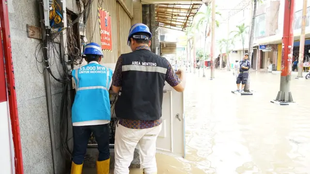 Petugas PLN sedang memeriksa kelistrikan di Jakarta. Dok PLN