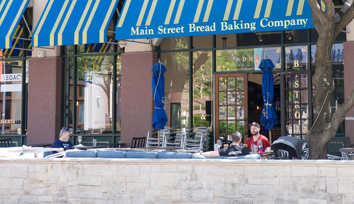 Para pelanggan menikmati makanan di sebuah restoran di Plano, Kota Dallas, Texas, Amerika Serikat, Jumat (1/5/2020). Kendati Texas mulai kembali membuka kembali kegiatan bisnisnya, jumlah pengunjung dibatasi hanya 25 persen. (Xinhua/Tian Dan)