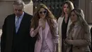 Pemilik nama lengkap Shakira Isabel Mebarak Ripoll itu tampak tersenyum dan melambaikan tangan ke penggemarnya di luar pengadilan.  (AP Photo/Emilio Morenatti)