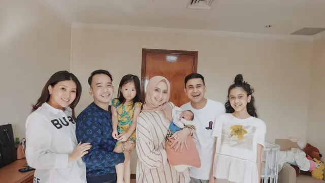 Seleb menjenguk Sarwendah (Sumber: Instagram/sarwendah29)