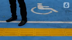 Guiding Block atau jalur pemandu disabilitas terpasang di Pengadilan Negeri Jakarta Pusat, Kamis (25/3/2021). PN Jakarta Pusat memasang sarana dan prasarana untuk warga disabilitas yang meliputi ubin pemandu, pengeras suara di meja layanan yang ramah disabilitas. (Liputan6.com/Helmi Fithriansyah)