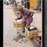 Perjuangan kakek bertongkat jualan keripik. | Sumber Foto: Facebook.com/Sucahyono Aja