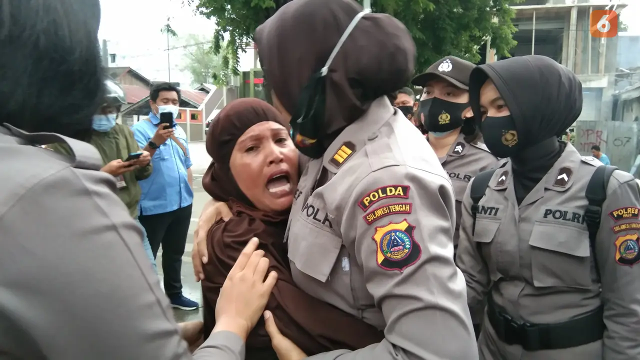 seorang mak di Kota Palu ditenangkan Polwan
