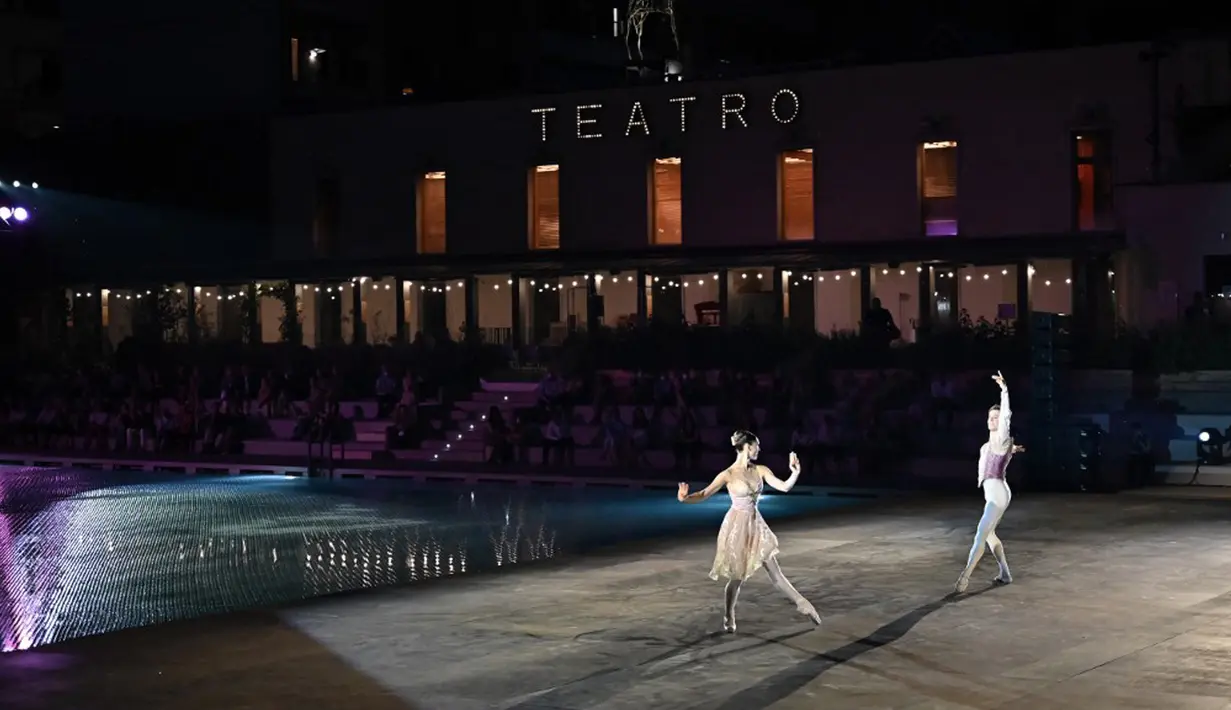 Anggota La Scala Theatre Ballet tampil di kolam renang Bagni Misteriosi, Milan, Italia, 12 Juli 2021. Orkestra, paduan suara, dan balet La Scala mengadakan 14 konser di Milan dengan repertoar berjalan dari jazz ke Vivaldi dan Donizetti, melalui Brahms, Bach dan Rachmaninov. (MARCO BERTORELLO/AFP)