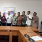 Deputi Bidang Usaha Pertambangan, Industri Strategis dan Media Kementerian BUMN Fajar Harry Sampurna menyerahkan SK pengangkatan Ignatius Tallulembang dan Pahala Mansury menjadi Direktur Pertamina. (Dok Kementerian BUMN)