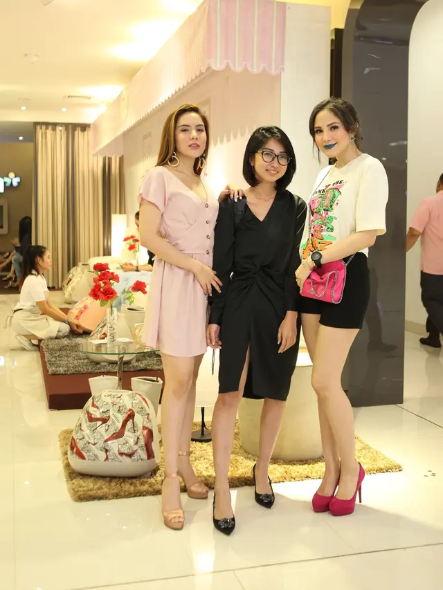 [Bintang] Pencinta Sepatu High Heels, Hilangkan Rasa Lelah dengan Produk Perawatan Kaki Ini