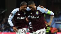 Bek Aston Villa, Ezri Konsa, merayakan gol keempat timnya bersama gelandang Leon Bailey dalam pertandingan leg kedua perempat final UEFA Europa League antara Aston Villa dan Bologna di Villa Park, Birmingham, Inggris bagian tengah, pada 16 April 2026. (AFP/Darren Staples)