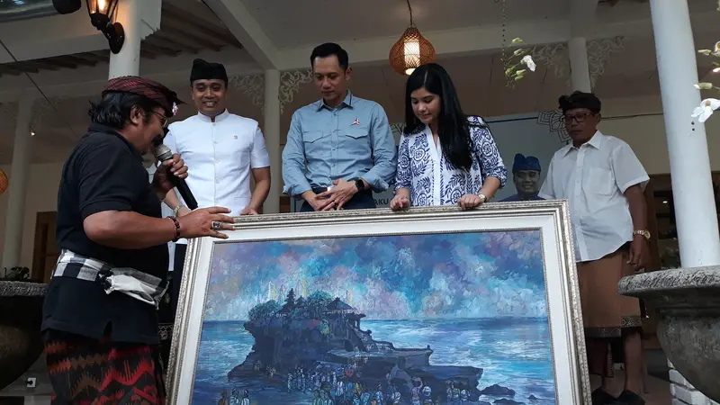 AHY Dapat Cinderamata dari Seniman Bali