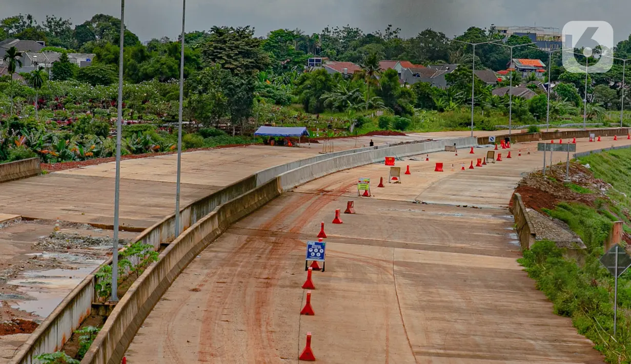 Suasana proyek pembangunan jalan tol ruas Serpong - Cinere di Tangerang Selatan, Banten, Selasa (16/2/2021). Konstruksi fisik jalan bebas hambatan berbayar sepanjang 14,19 kilometer tersebut akan tuntas pada April 2021 mendatang. (Liputan6.com/Faizal Fanani)