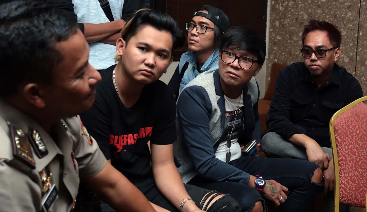 Setelah ada pelaporan, Polisi langsung membuat berita acara pemeriksaan (BAP) terhadap para personel Kangen Band. Setelah itu, langsung memanggil pihal label untuk dimintai keterangan. (Deki Prayoga/Bintang.com)