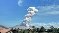 Meski kabut abu vulkanik dari Gunung Sinabung terbilang tipis, warga Berastagi tetap diminta waspada. (Liputan6.com/Reza Efendi)