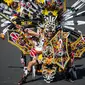 Aksi seorang peserta mengenakan kostum adat Indonesia saat berpartisipasi dalam parade Jember Fashion Carnaval 2017 di pulau Jawa timur (13/8). Sekitar 2000 peserta mengelilingi rute 3,6 kilometer di sekitar kota. (AFP Photo/Juni Kriswanto)