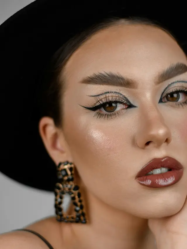 Lipstik dengan Warna mocha Licious