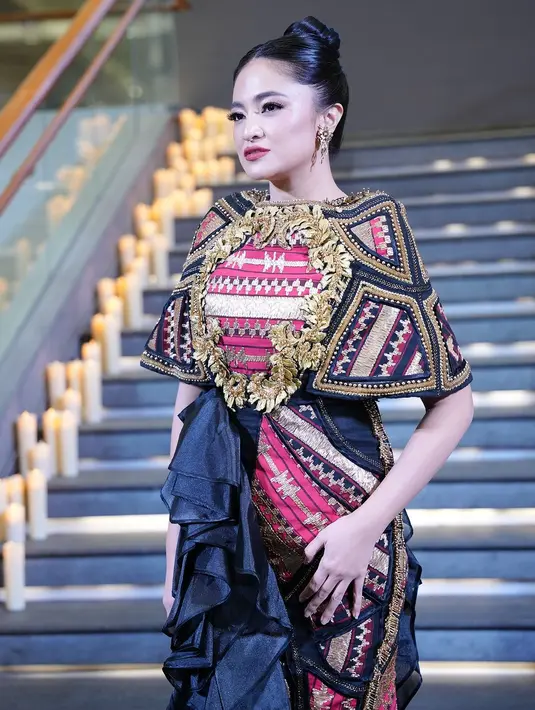 Kali ini, Marshanda tampil ayu dalam balutan dress yang terbuat dari kain tapis Lampung. [@marshanda99].
