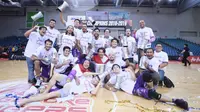 Selebrasi CLS Knights Indonesia setelah menjuarai ASEAN Basketball League 2018-2019 dengan mengalahkan Singapore Slingers pada gim kelima final, di OCBC Arena, Singapura, Rabu (15/5/2019). (Media CLS)