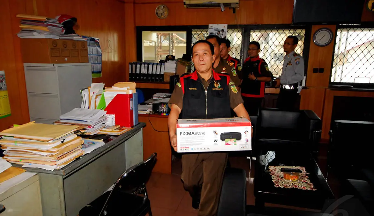 Dalam penggeledahan di Kantor Dinas Perhubungan tersebut, penyidik Kejagung berhasil menyita beberapa dokumen penting, Jakarta, (22/9/14). (Liputan6.com/Johan Tallo)