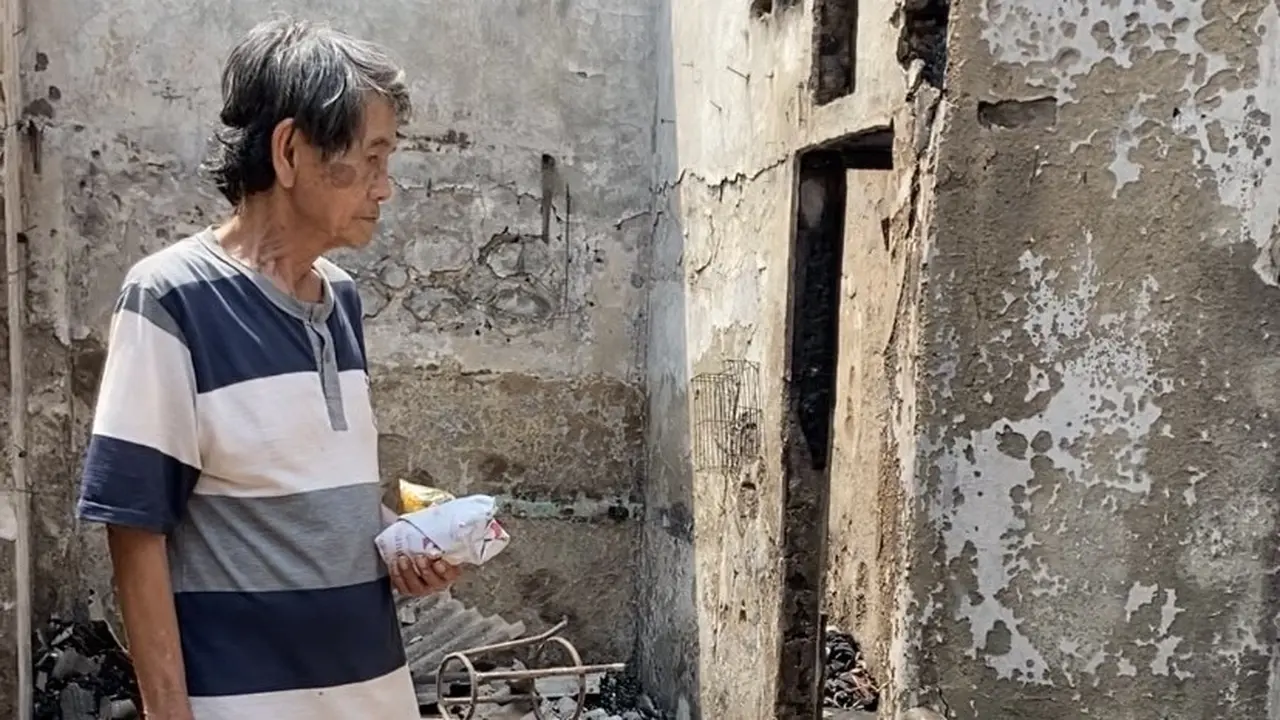 Moh Yatim, seorang warga yang rumahnya terbakar di permukiman padat Jalan Batu Ceper VIII, Kebon Kalapa, Gambir, Jakarta Pusat.