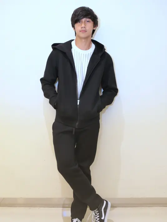 "Iya, jadi dia aku kasih toples, namanya jar of love. Isinya ada 250 kertas di dalam sedotan. Dan itu 250 itu ada artinya. Bikin sendiri. Sebenarnya bisa pake post it itu kan, cuma takutnya jadi biasa saja, jadi pakai kertas, motong sendiri." lanjutnya.