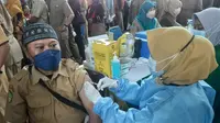 Ribuan Pegawai Pelayanan Publik dan Wartawan Kota Tangerang Disuntik Vaksinasi Booster. (Liputan6.com/Pramita Tristiawati)