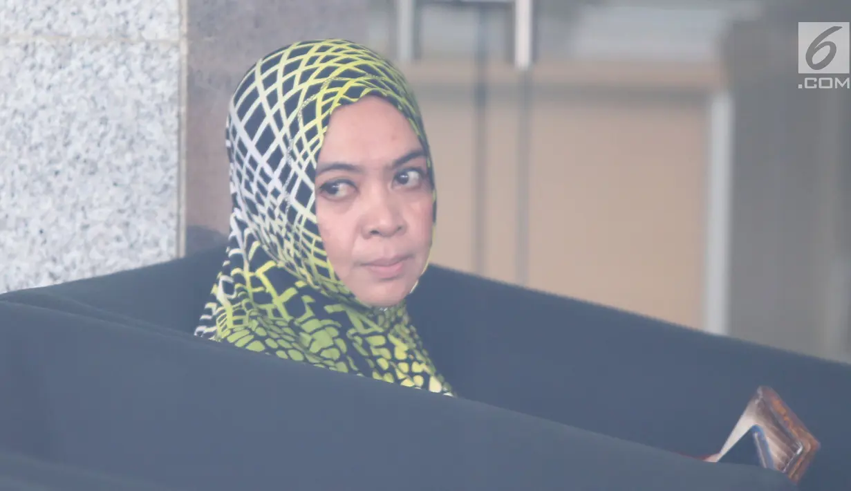 Mantan anggota DPR RI Wa Ode Nurhayati berada di ruang tunggu KPK bersiap untuk menjalani pemeriksaan, Jakarta, Jumat (13/7). Ini merupakan pertama kalinya Wa Ode Nurhayati diperiksa terkait kasus e-KTP. (Liputan6.com/Herman Zakharia)