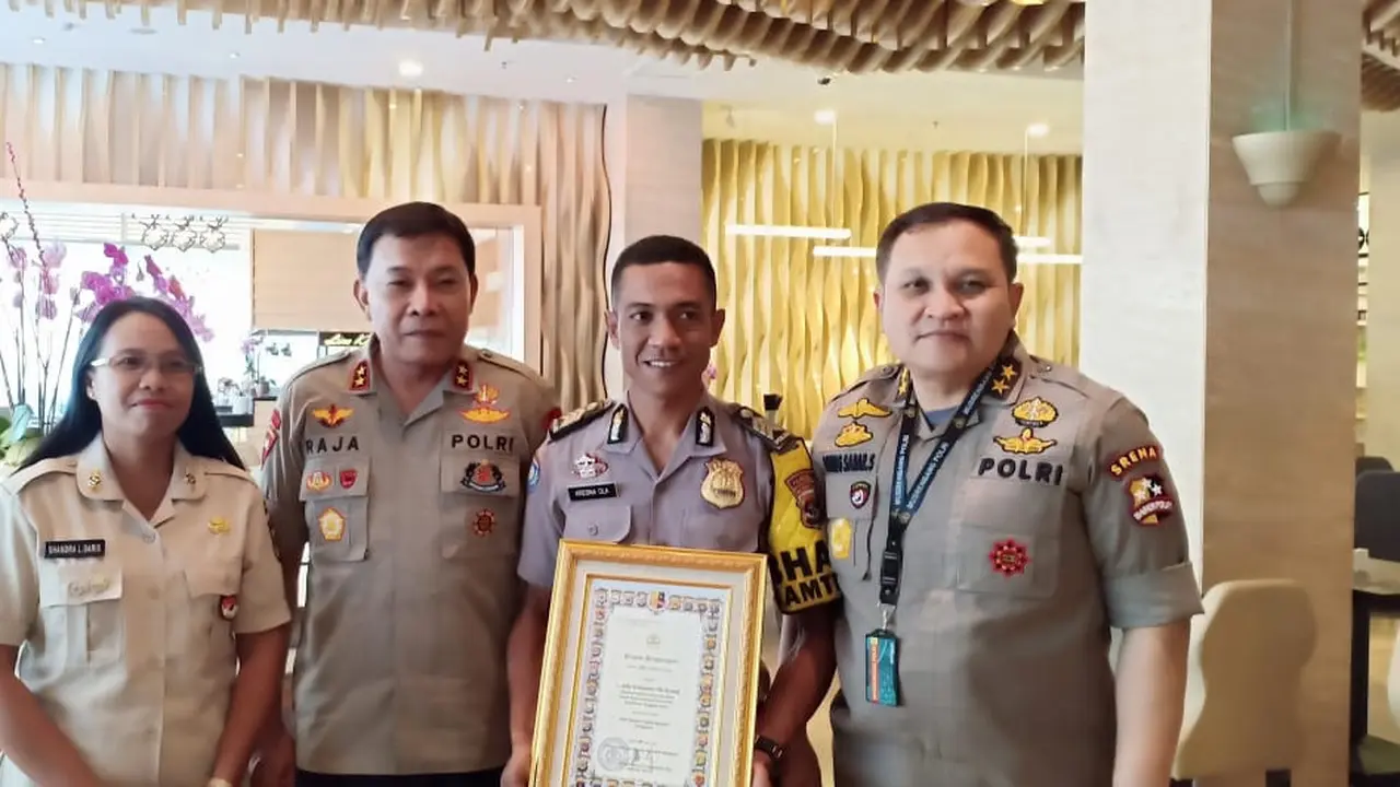 Brigade Polisi Kresna Ola mendapat penghargaan karena jasanya memberangus buta aksara di wilayah perbatasan RI-Timor Leste
