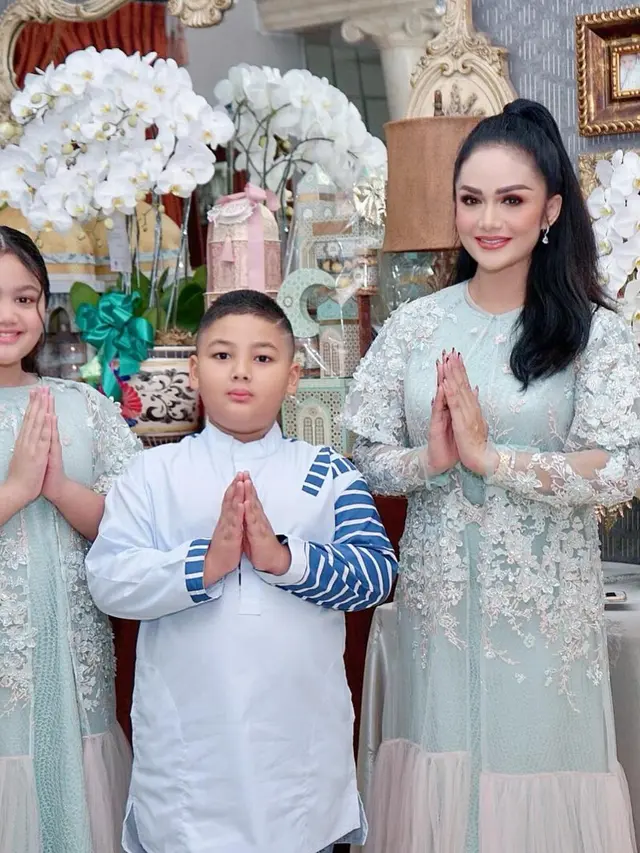 Krisdayanti dan keluarga. (Foto: Instagram @krisdayantilemos)