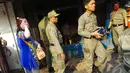 Pembongkaran yang dimulai pukul 07.00 itu dilakukan untuk normalisasi Kali Ciliwung, Jakarta, Rabu (27/8/2014) (Liputan6.com/Faizal Fanani)