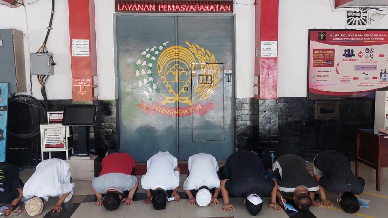8 Napi di Lapas Sidoarjo sujud syukur bareng usai dinyatakan bebas. (Dian Kurniawan/Liputan6.com)