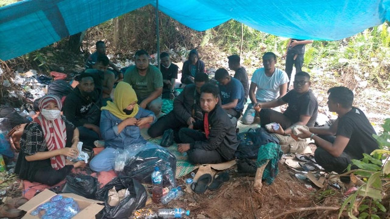 Puluhan TKI Ilegal dan WNA Bangladesh membuat tenda di pinggir jalan karena gagal berangkat ke Malaysia.