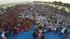 Ratusan ribu tamu undangan memadati acara kawin massal gratis yang dihelat di Surat, India, Minggu (6/12). Menurut kabar untuk 151 pasangan menghabiskan biaya sebesar 50 juta rupe atau Rp 10,3 miliar. (AFP PHOTO)